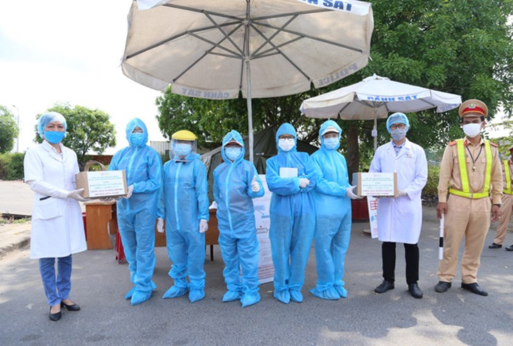 Trao tặng hàng trăm chai dung dịch sát khuẩn khô cho các lực lượng tại 7 chốt chặn cửa ngõ thành phố