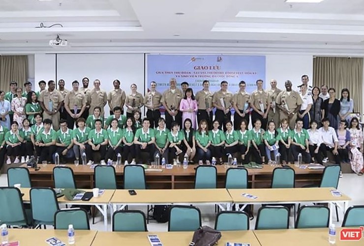 Đại học Đông Á: Giao lưu với thủy thủ đoàn tàu sân bay USS Theodore Roosevelt, Hoa Kỳ