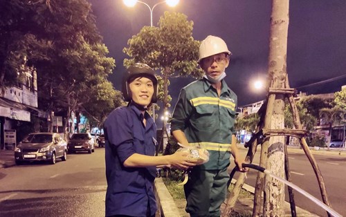 Mang Trung thu đoàn viên đến cô chú công nhân VSMT