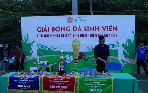 Chung kết giải bóng đá sinh viên Khoa KT Ô tô & Khoa KT Điện-Điện tử