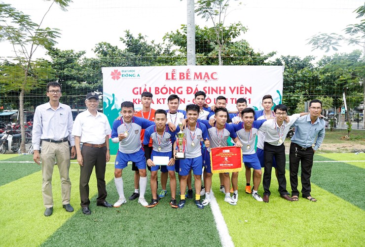 Bế mạc giải bóng đá sinh viên Khoa KT Điện - Ô tô năm học 2018-2019