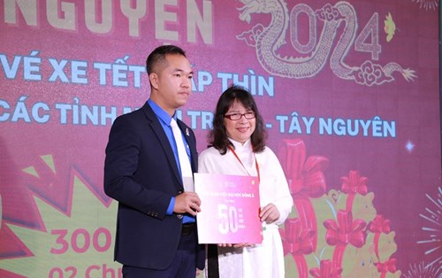 Đại học Đông Á tặng 300 vé xe và 2 chuyến xe Tết đến sinh viên khó khăn năm 2024