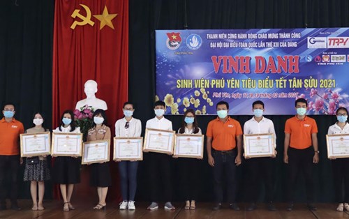 Sinh viên ĐH Đông Á nhận bằng khen UBND tỉnh Phú Yên