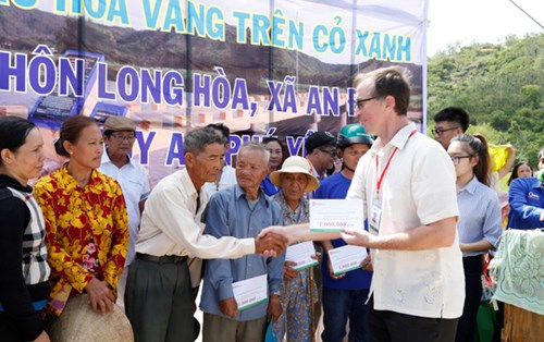 Sinh viên Trường ĐH Đông Á đóng góp xây dựng cầu Hoa vàng trên cỏ xanh