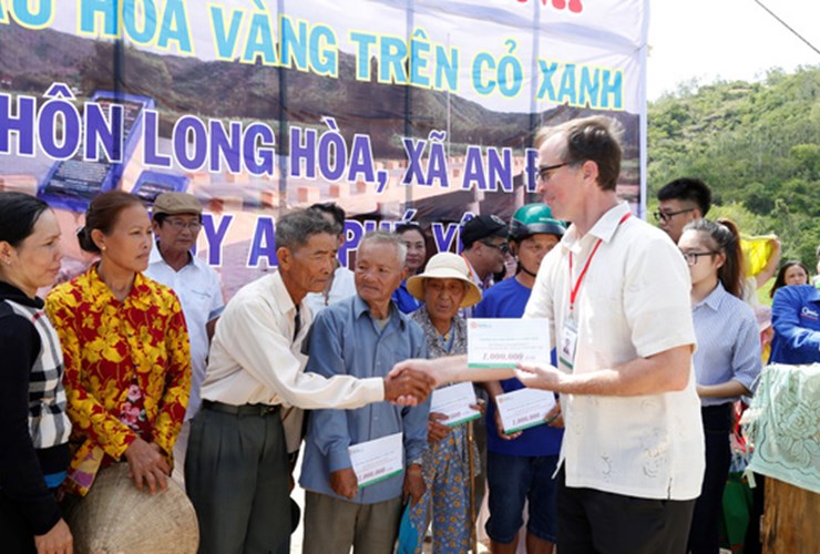Sinh viên Trường ĐH Đông Á đóng góp xây dựng cầu Hoa vàng trên cỏ xanh