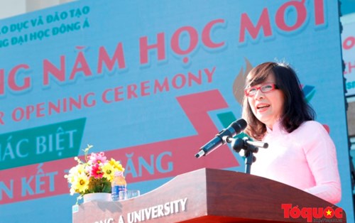 Gần 5 tỷ đồng trao cho tân sinh viên trong lễ khai giảng