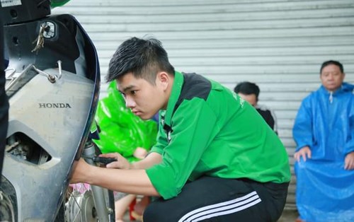 Sinh viên Khoa Ô tô - Đại học Đông Á Đà Nẵng sửa chữa xe máy miễn phí cho người dân vùng ngập lụt.
