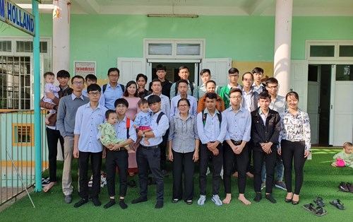 Sinh viên Khoa KT Điện - Ô tô tham gia thiện nguyện tại Trung tâm nuôi dạy trẻ mồ côi Hoa Mai