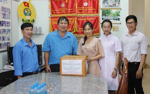 Đại học Đông Á trao tặng dung dịch sát khuẩn cho các cơ sở y tế Khánh Hòa