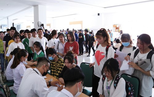 Sinh viên, cán bộ Đại học Đông Á cùng hiến máu "sẻ chia từ trái tim"