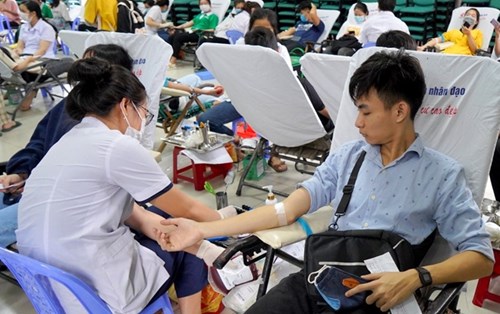 Hơn 600 giảng viên, sinh viên Đại học Đông Á hiến máu tình nguyện