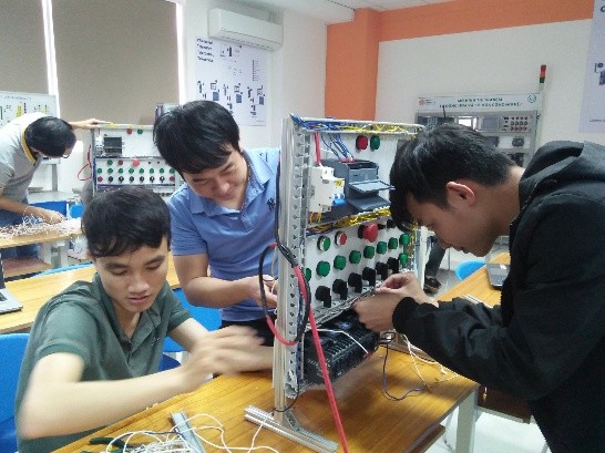 đào tạo thực hành ngành cơ điện tử uda